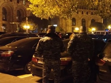 Գերեվարված շիրակցի զինծառայողների ծնողները կգիշերեն կառավարության շենքի առջև․ Aravot.am