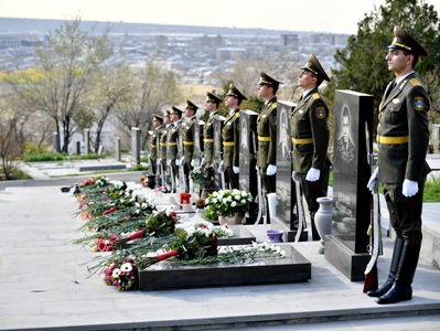 Flowers are laid on behalf of Armenia premier at graves of fallen heroes of April 2016 war