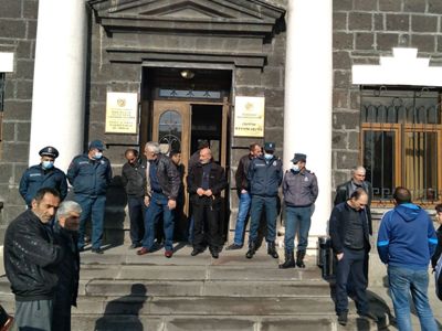 Շիրակցի գերիների ծնողները գիշերել են մարզպետարանում․ շենքը շարունակում է փակ մնալ
