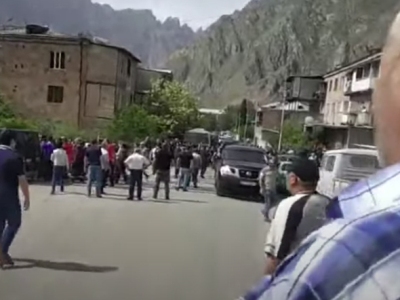 Փաշինյանի անվտանգության աշխատակիցը հարցազրույցի պահին վերցրեց Մեղրիի փոխքաղաքապետի հեռախոսը