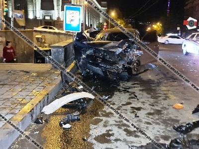Խոշոր ավտովթար Երեւանում. բախվել են 3 Mazda և Honda Fit մակնիշի ավտոմեքենաները. կա 5 վիրավոր (ֆոտո)
