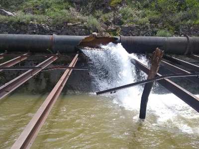 Արզնի-Երևան մայրուղային ջրատարը վթարել էր հարակից բարձունքից պոկված մեծ ժայռաբեկորը (ֆոտո)