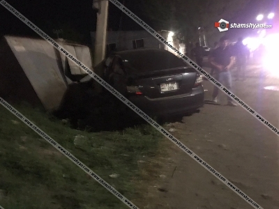 Փարաքարում Toyota-ն վրաերթի է ենթարկել 2 հետիոտնի, ապա կոտրել բետոնե էլեկտրասյունն ու երկաթե տաղավարը. կան վիրավորներ