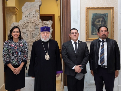 Գարեգին Բ-ն ընդունել է Կենտրոնամերիկյան խորհրդարանի նախագահին