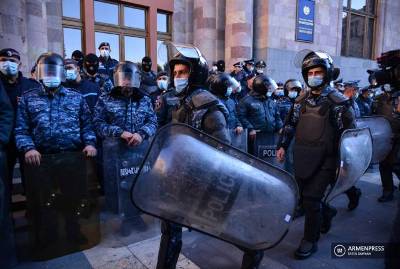 «Ժողովուրդ»․ Սկանդալային դեպք կառավարության առջև․ ոստիկանության Էրեբունու բաժնի պետի տեղակալը հայհոյել է Փաշինյանին