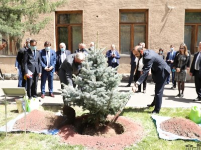 Ֆրանսիայից խորհրդարանականները ԱԺ այգու խոսնակների ծառուղում եղեւնի տնկեցին