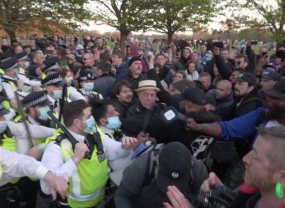 Участники акций протеста в Лондоне напали на полицейских, двум из них потребовалась госпитализация