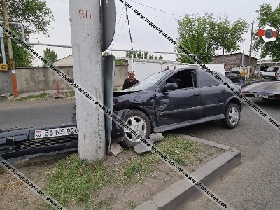 Երեւանի Հասրաթյան փողոցում բախվել են Opel մակնիշի ավտոմեքենան եւ թիվ 15 երթուղին սպասարկող տրոլեյբուսը (ֆոտո)