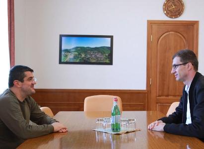 Արայիկ Հարությունյանը Մեսրոպ Առաքելյանին է փոխանցել «Մխիթար Գոշ» մեդալը