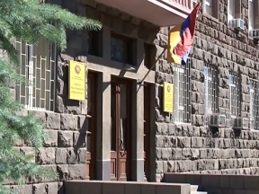 Երևանում 41-ամյա քաղաքացին գիշերը ԱԱԾ շենքի մուտքի դիմաց սպառնացել է, որ ինքնահրկիզվելու է