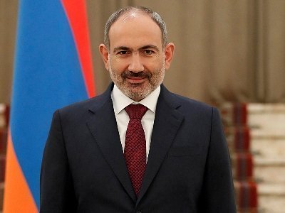 Пашинян поздравил Санду с днем рождения