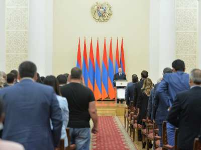 Ձեր շնորհիվ կյանքեր փրկվեցին՝ առաջնագծում եւ դրանից հեռու. նախագահը պարգեւատրել է մի խումբ բուժաշխատողների