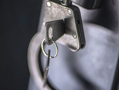 Бывший высокопоставленный боливийский чиновник арестован за откаты при покупке слезоточивого газа