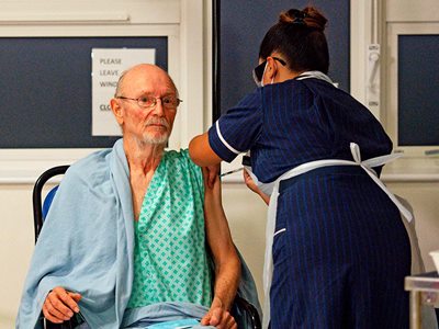 Уильям Шекспир, один из первых в мире  сделавший вакцину против COVID-19, умер в возрасте  81 года