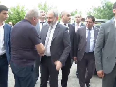 Armenia’s Pashinyan is met by Yerevan district residents chanting against him