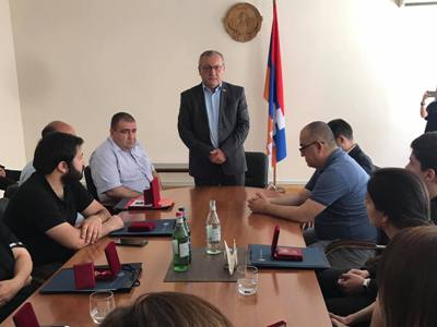 Արցախի ԱԺ նախագահը  հետմահու պարգեւներ է հանձնել պատերազմում զոհվածների հարազատներին