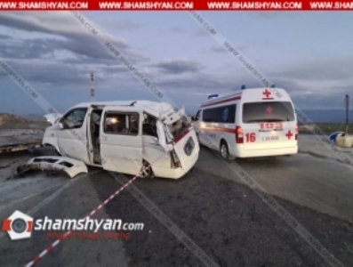Խոշոր ավտովթար Արագածոտնի մարզում. Nissan Elgrand-ը բախվել է բետոնե արգելապատնեշներին և մի քանի պտույտ շրջվել