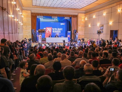 Քոչարյանը ներկայացրել է իր կառավարման արդյունքները. սպաների աշխատավարձերը բարձրացել են 6, պայմանագրայիններինը՝ 17 անգամ
