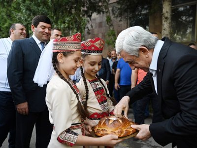 "I Have the Honor" bloc campaigns in Armenia's Ararat Province, led by Serzh Sargsyan