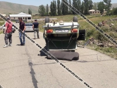 Խոշոր վթար՝ Գեղարքունիքի մարզում. ավտոմեքենայի անիվի պայթելու հետևանքով «03»-ը բախվել է քարերին և գլխիվայր շրջվել