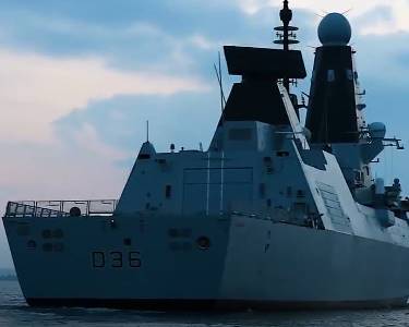 Российские военные открыли предупредительный огонь по курсу британского эсминца