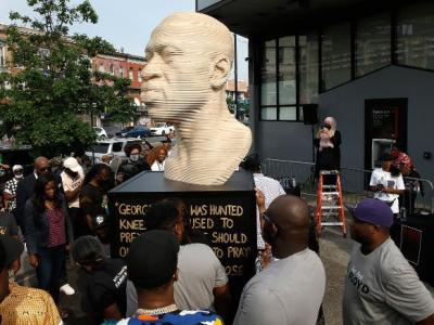 Group leaves inscription on George Floyd's statue in New York