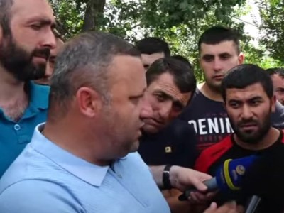«Էս տարի ես ասում եմ, ձեզ մի կոպեկ փող չեմ տալու». ճանապարհ փակած արմավիրցին` ՋՕ պաշտոնյային
