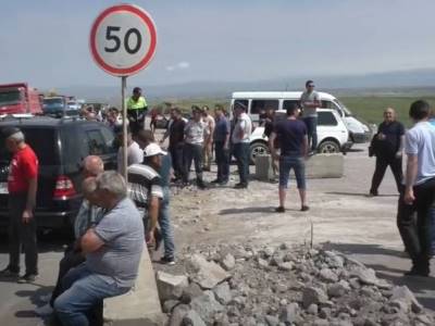 Residents of several Shirak Province villages block Yerevan-Gyumri motorway