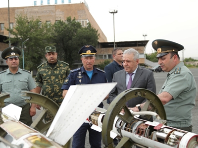 Վաղարշակ Հարությունյանին Էրեբունի օդանավակայանում ներկայացրել են ռազմական ինքնաթիռների սպառազինության որոշ նմուշներ