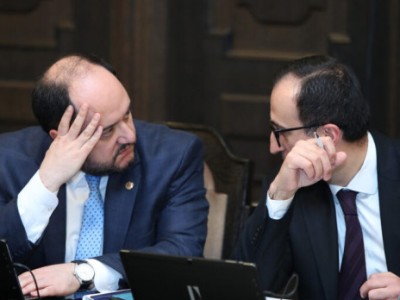 Արսեն Թորոսյանն ազատվել է պաշտոնից. վարչապետի աշխատակազմի ղեկավար է նշանակվել Արայիկ Հարությունյանը