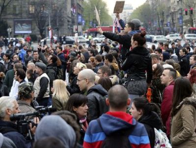 Сербы в Косово вышли на улицы из-за нападений албанцев