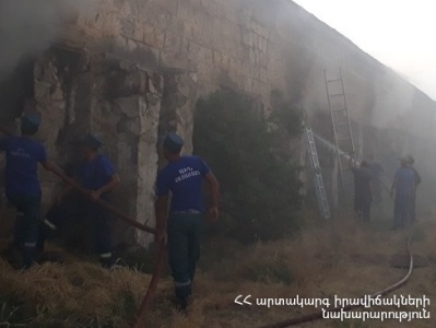 Խոշոր հրդեհ Երևանի Նուբարաշենի թռչնաբուծական ֆաբրիկայի տարածքում. այրվել է մոտ 2000 հակ անասնակեր