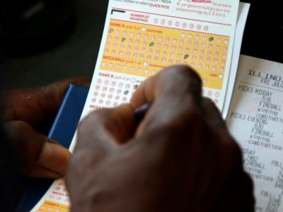 Мужчина занялся уборкой и нашел лотерейный билет с выигрышем на миллион долларов