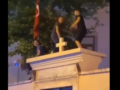 Those dancing on Istanbul Armenian church wall are detained (VIDEO)