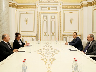 Armenia acting PM receives Anthony Parsamian and Arpi Vartanian