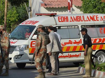 Bus collides with truck in Pakistan, 27 people killed