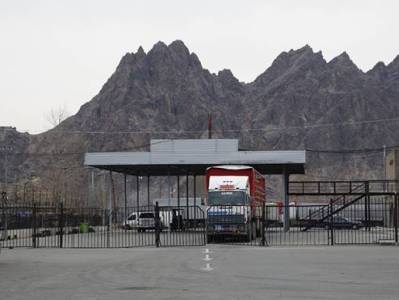 Armenia, Iran customs officers meet at Meghri border checkpoint