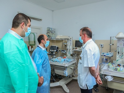 «Ոչինչ չենք խնայելու». Արտակ Բեգլարյանը՝ Ստեփանակերտի Մոր և մանկան առողջության պահպանման կենտրոնում
