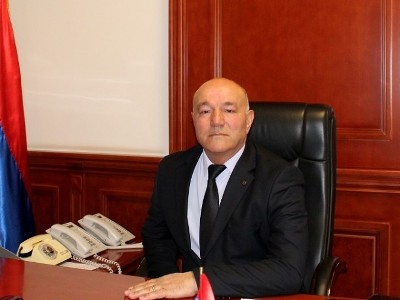 «Իրավունք». Սյունիքի մարզպետը ստիպված որոշել է հրաժարական տալ. Վերեւներից հուշել են, որ օգնել չեն կարող