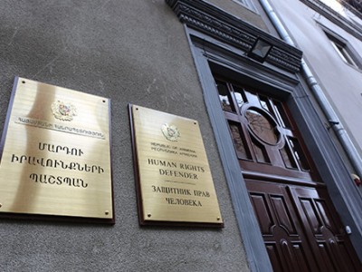 Мужчина совершил попытку самосожжения перед офисом омбудсмена в Ереване