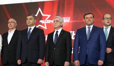 «Հրապարակ». «Պատիվ ունեմ»-ում որոշել են «թրջել» իրենց մանդատները եւ ռեստորանում մեծ խնջույք են կազմակերպել