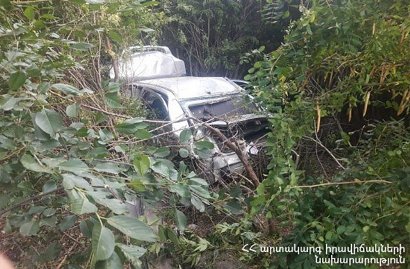 На автодороге Ереван-Севан автомобиль скатился в ущелье: есть пострадавшие