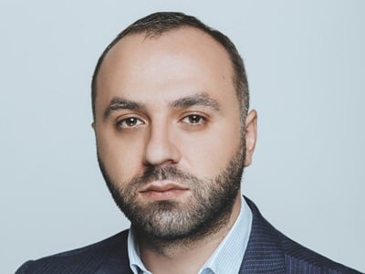 Ռուբեն Ռուբինյանը, պատասխանելով պարգևավճարների մասին հարցին, ստել է․ Ռոբերտ Հայրապետյան