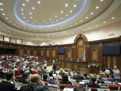 Парламент Армении минутой молчания почтил память жертв массовых убийств езидов на севере Ирака в 2014 году