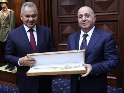 Շոյգուն Կարապետյանին դաշույն է նվիրել՝ ասելով, որ «Հայաստանին սպառազինության մատակարարումը կարելի է մեկնարկած համարել»