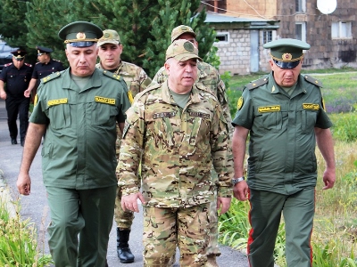 Armenia defense minister introduces new commander of 2nd military formation to administration and units