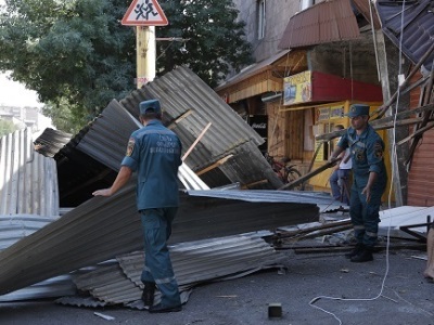 Երևանի տարբեր վարչական շրջաններում ուժեղ քամին վնասներ է հասցրել
