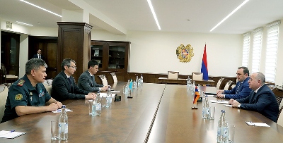 Պաշտպանության նախարարն ընդունել է ՀՀ-ում Ղազախստանի դեսպանին