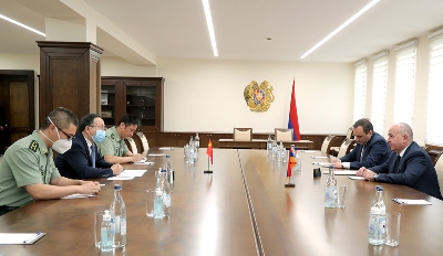 Պաշտպանության նախարարը հանդիպել է ՀՀ-ում Չինաստանի դեսպանի հետ, ներկայացրել սահմանային զարգացումները