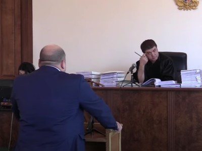 Պատգամավոր Տրդատ Սարգսյանը դատարանում ցուցմունք է տալիս Եղեգնաձորում դաժան ծեծի ենթարկված փոխգնդապետի գործով